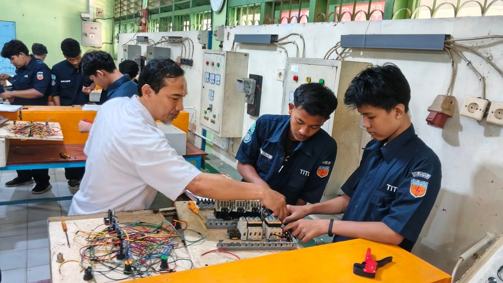 Pembelajaran praktik kelistrikan siswa SMKN 3 Terbanggi Besar