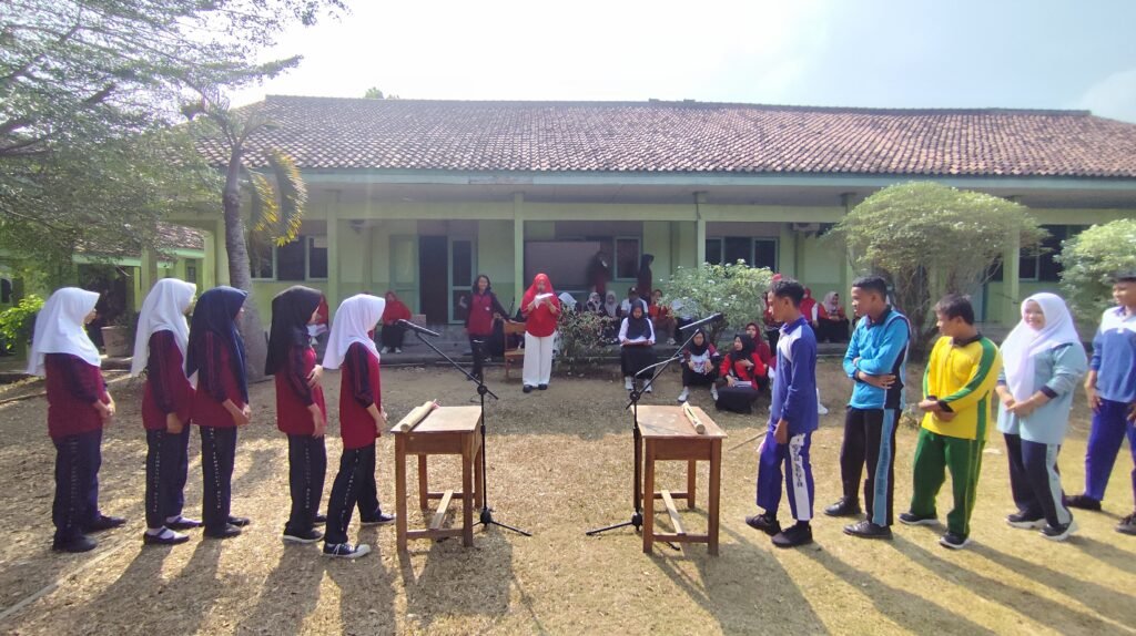 Kegiatan siswa SMKN 3 Terbanggi Besar di lingkungan sekolah